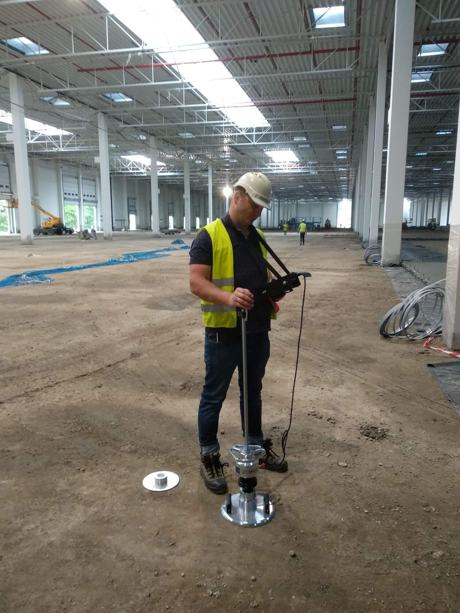 Kontrola jakości zagęszczenia gruntu podczas badania lekką płytą dynamiczną ZORN na budowie magazynu Hillwood Sosnowiec